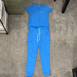 Figs Capri Blue XS Catarina Top, XS Tall Zamora jogger Scrub Set